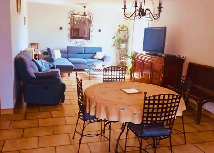 Dom wakacyjny Maison En Pierre Au Milieu Du Bocage Coulouvray-Boisbenâtre